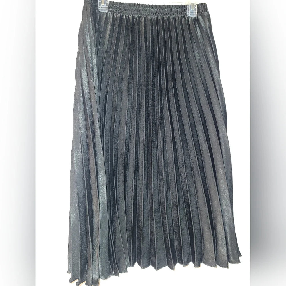 Max Studio Pleated Black Midi Skirt Size Large Flowy Feminine Soft NWT